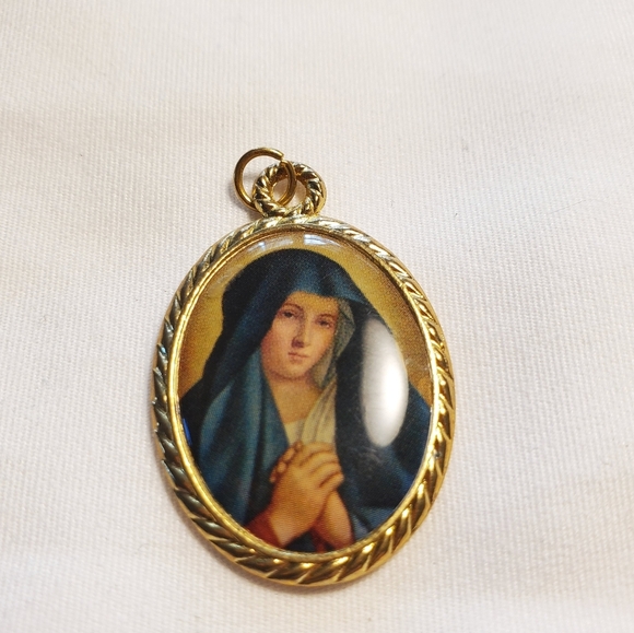 Mary Our Lady of Sorrows Catholic Medal/Pendant Gold Tone Vintage - Picture 1 of 3
